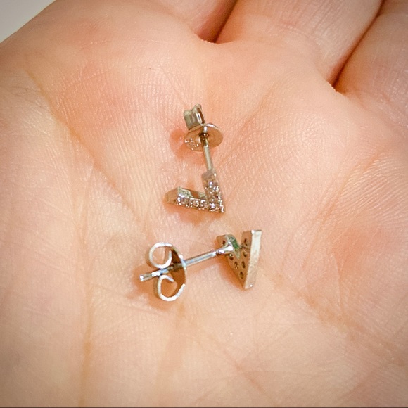 💙💎NEW V STUD EARRINGS IN STERLING SILVER💎💙 - Picture 2 of 7